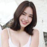 Pesona Aura Kasih Kenakan Kebaya Biru Elegan Bergaya Wanita Jawa